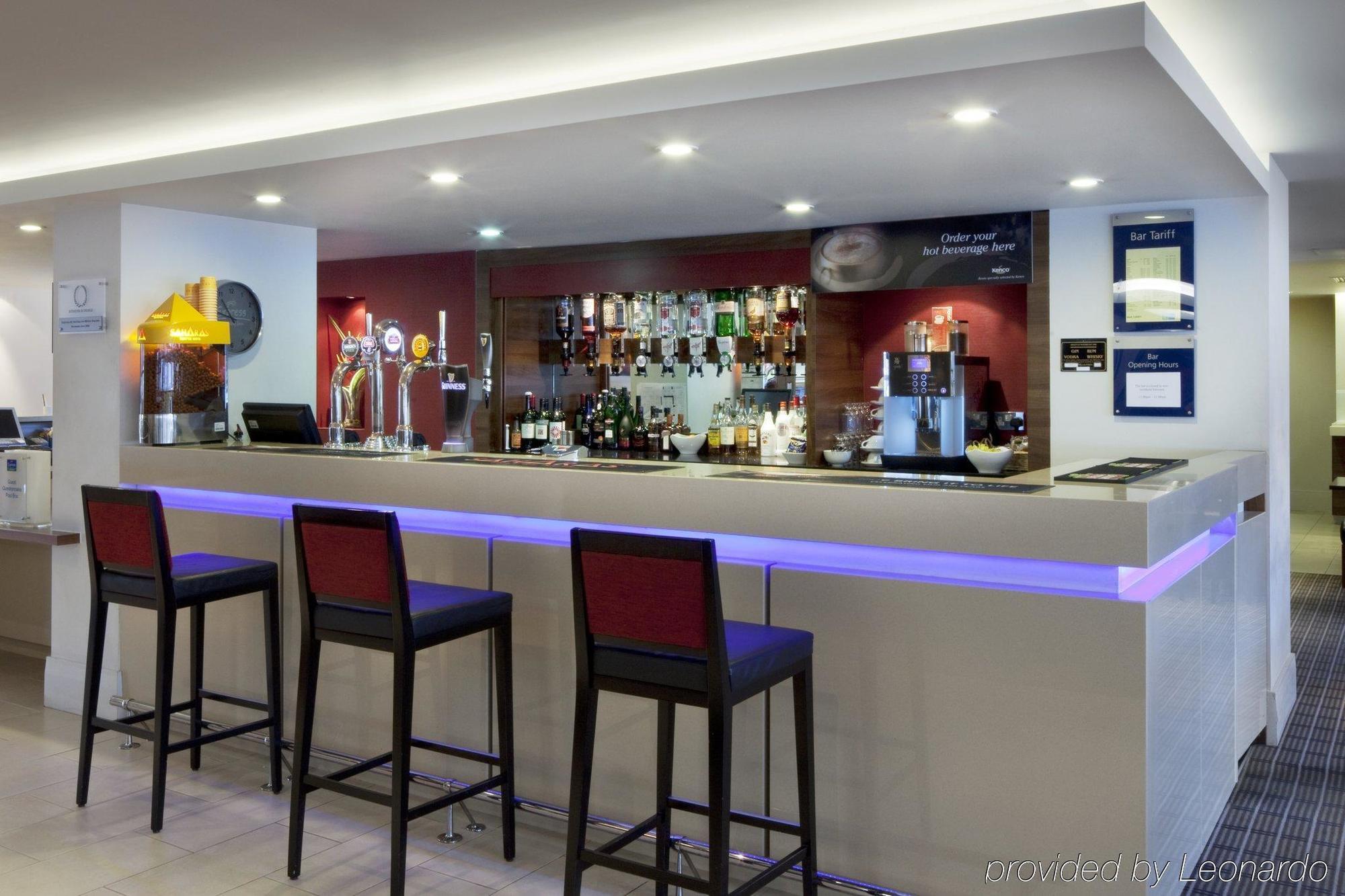 Holiday Inn Express Milton Keynes, An Ihg Hotel Restaurant photo