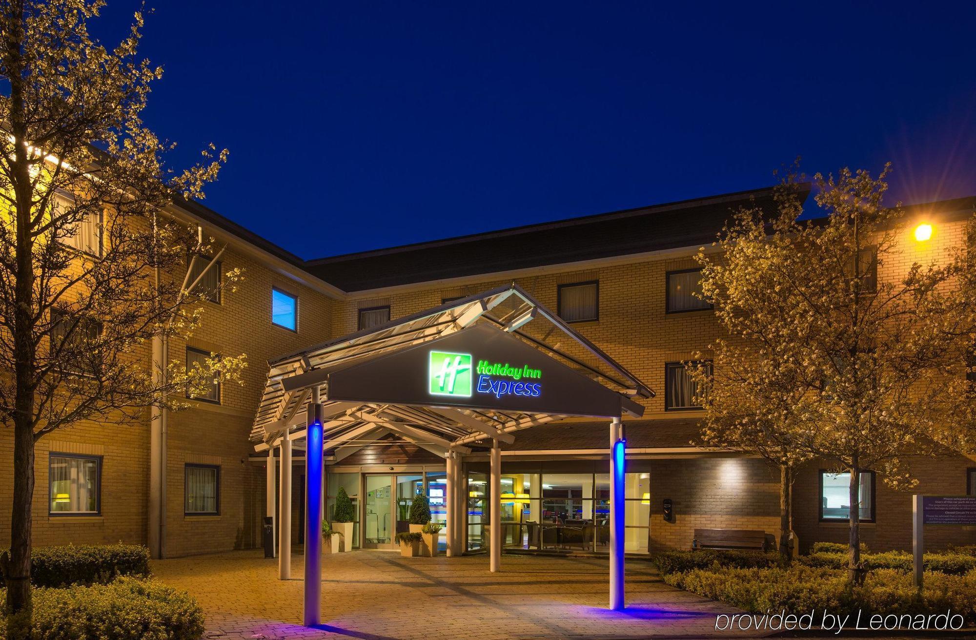 Holiday Inn Express Milton Keynes, An Ihg Hotel Exterior photo